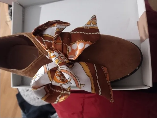 Zapatos marrones con lazo estampado