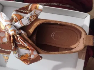 Zapatos marrones con lazo estampado