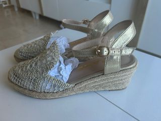 Sandalias doradas cuña esparto