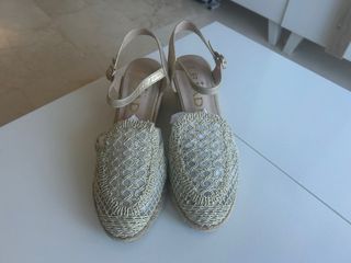 Sandalias doradas cuña esparto
