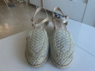 Sandalias doradas cuña esparto
