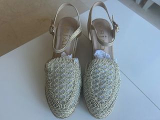 Sandalias doradas cuña esparto