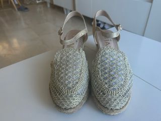 Sandalias doradas cuña esparto