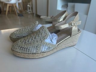 Sandalias doradas cuña esparto