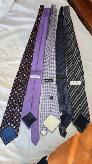 1 corbatas 10€, 2 corbatas 15€. En Barcelona