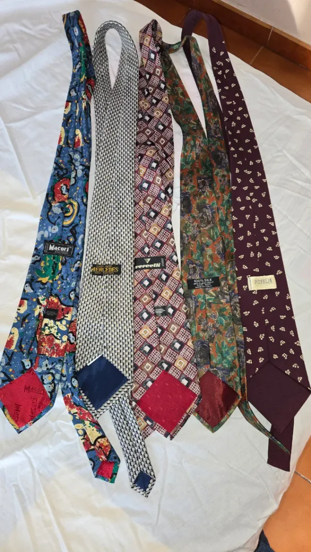 1 corbatas 10€, 2 corbatas 15€. En Barcelona