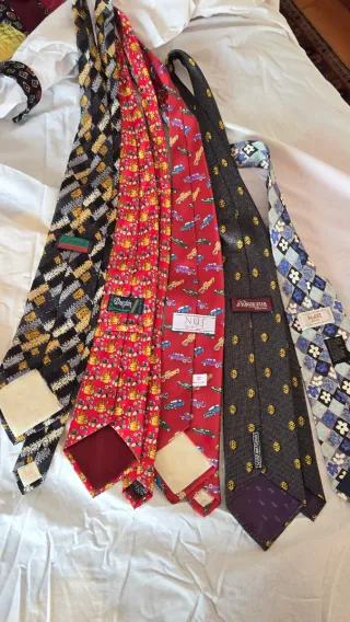 1 corbatas 10€, 2 corbatas 15€. En Barcelona