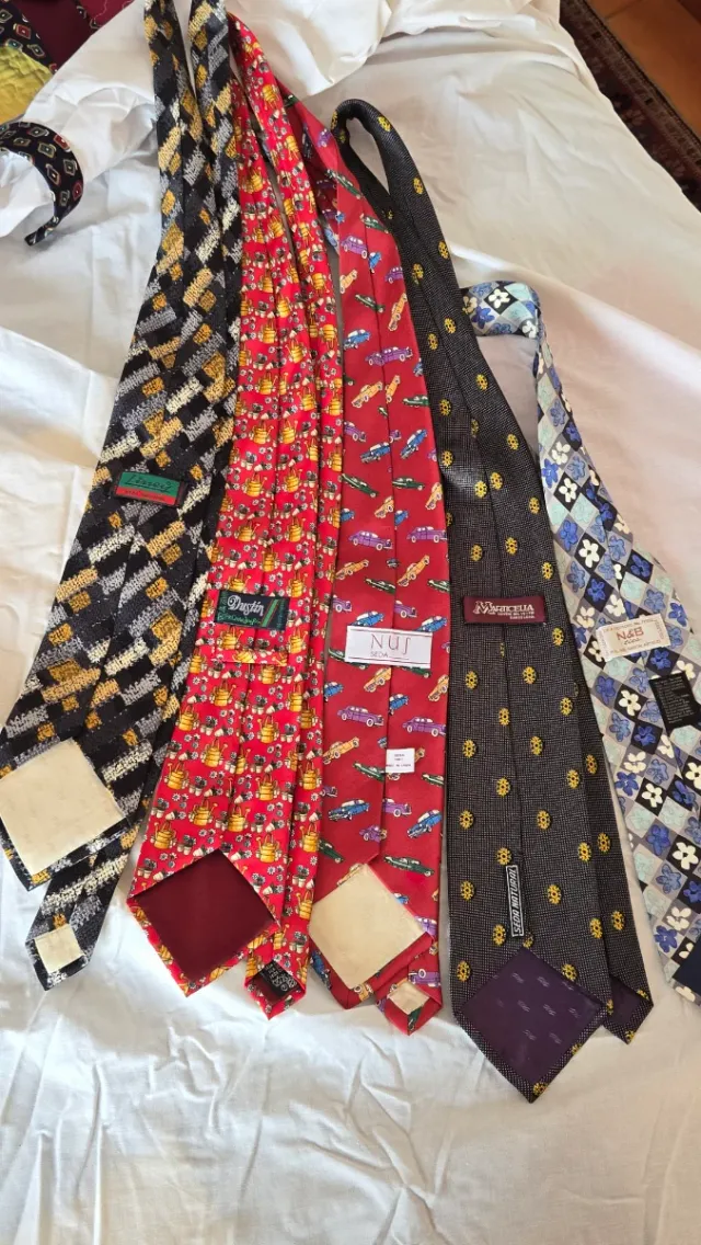 1 corbatas 10€, 2 corbatas 15€. En Barcelona