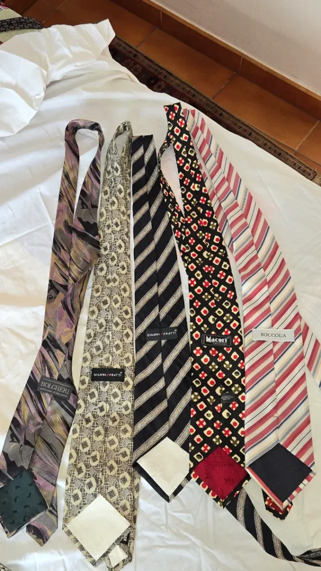 1 corbatas 10€, 2 corbatas 15€. En Barcelona