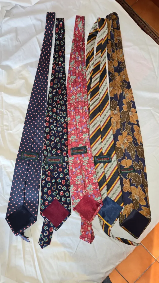 1 corbatas 10€, 2 corbatas 15€. En Barcelona