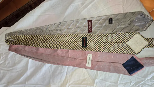 1 corbatas 10€, 2 corbatas 15€. En Barcelona