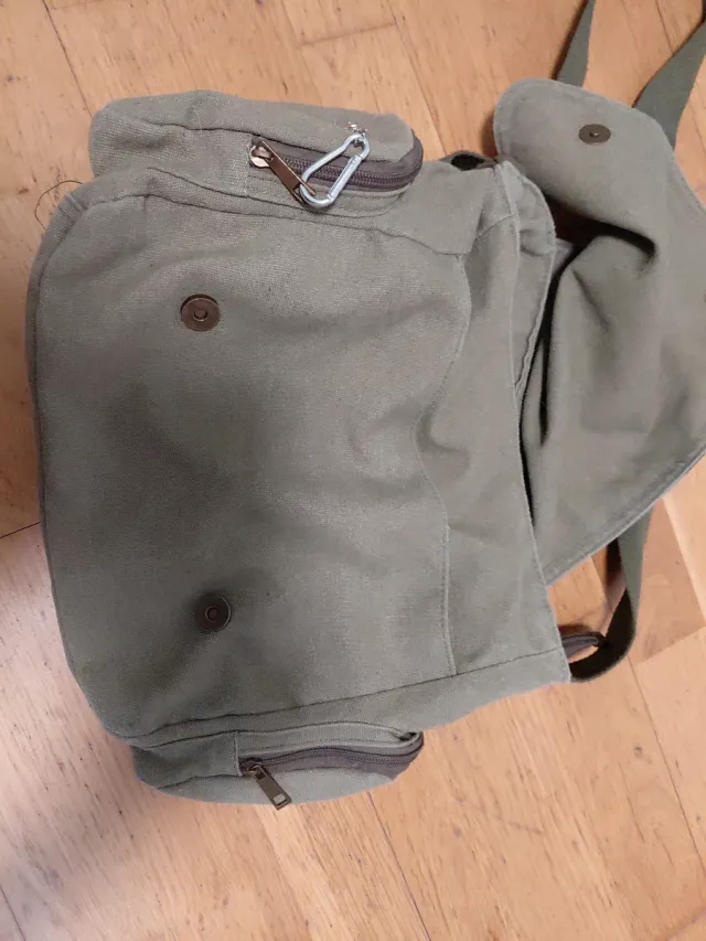 Bolso verde con estampado de gato