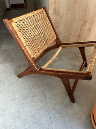 Butaca de madera y mimbre para reparar