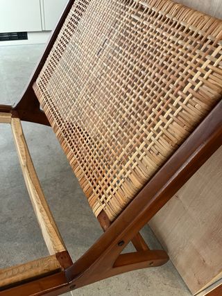 Butaca de madera y mimbre para reparar