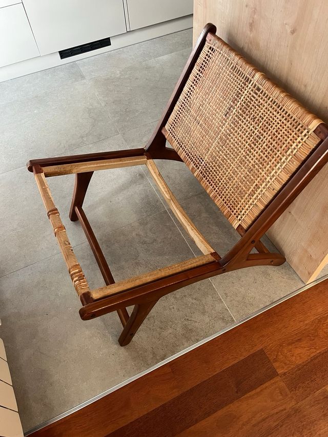 Butaca de madera y mimbre para reparar