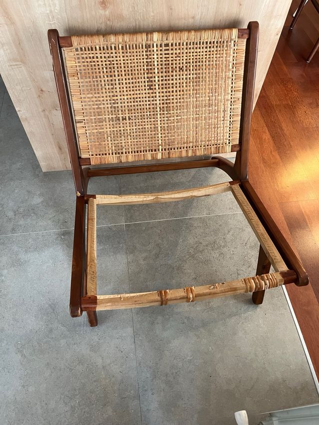 Butaca de madera y mimbre para reparar