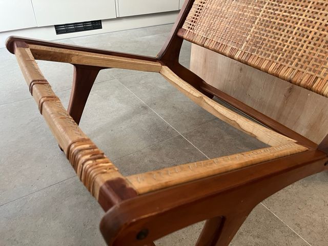 Butaca de madera y mimbre para reparar