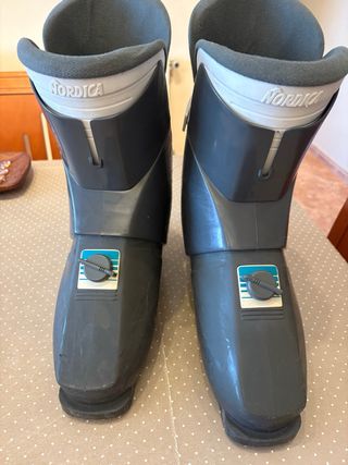 Botas de esquí Nordica grises y blancas