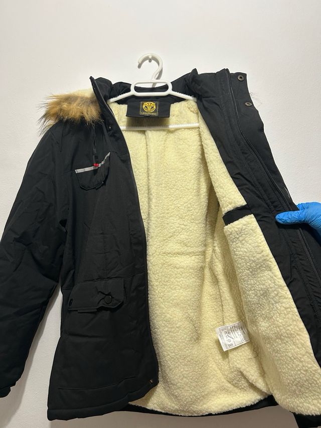 Chaqueta negra con capucha de pelo