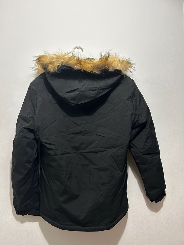 Chaqueta negra con capucha de pelo