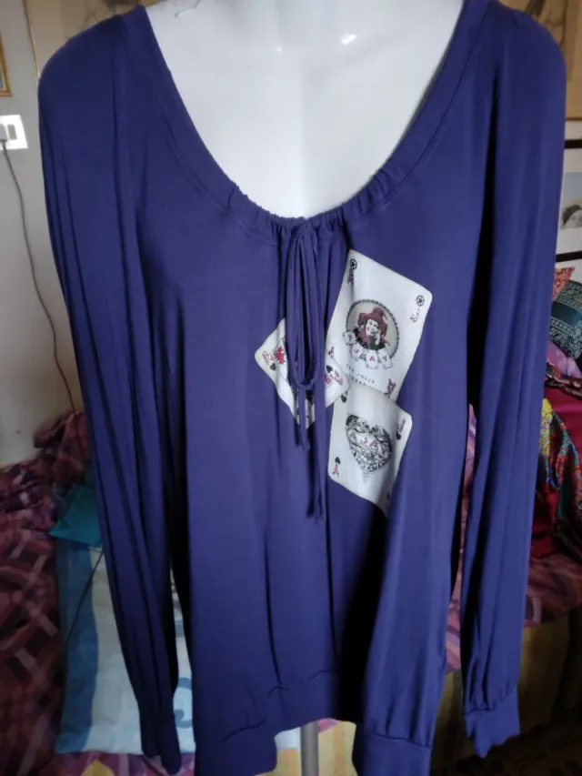 Blusa viola con stampa 

