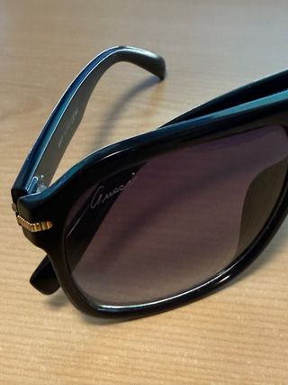 Gafas de sol Gucci negras y moradas