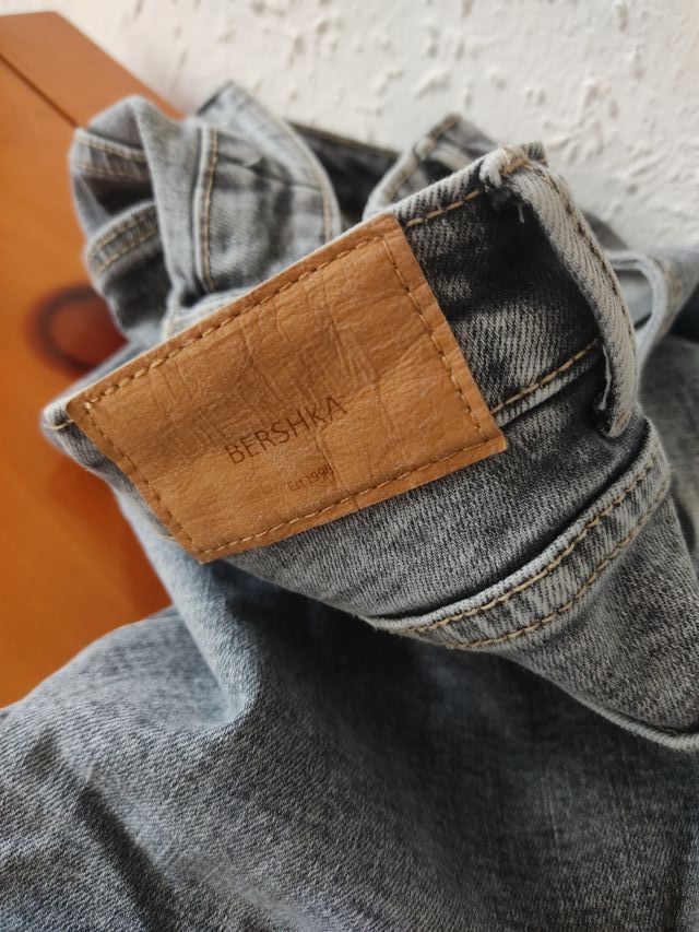 Pantalones chicas vaqueros grises Bershka y Zara