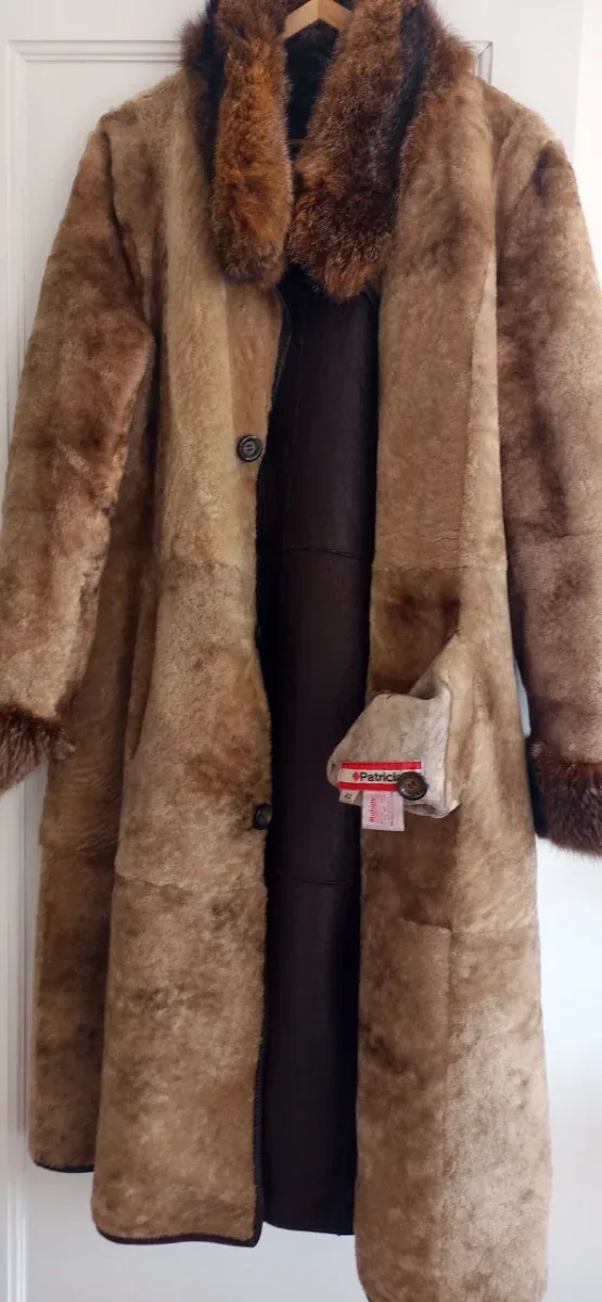 Abrigo reversible de piel marrón