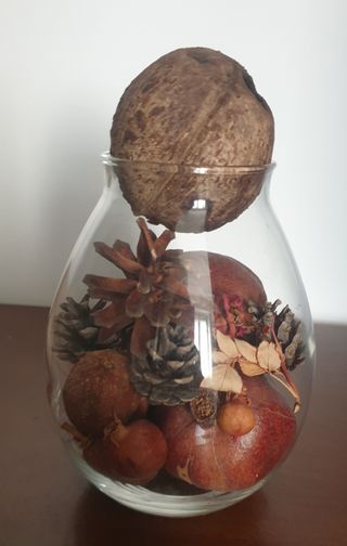 Vaso vetro con frutti secchi decorativi