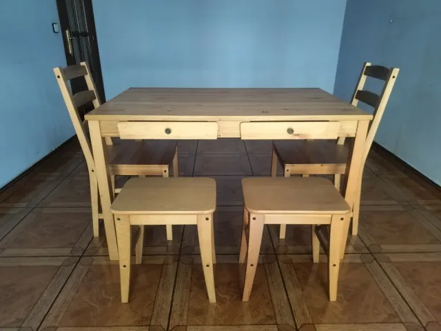 Mesa de cocina con sillas y taburetes