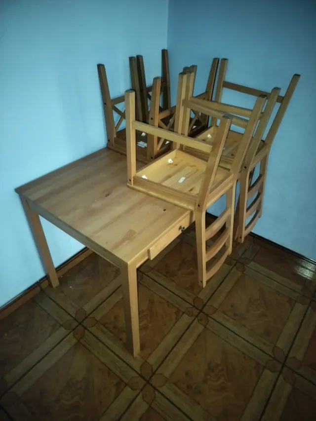 Mesa de cocina con sillas y taburetes