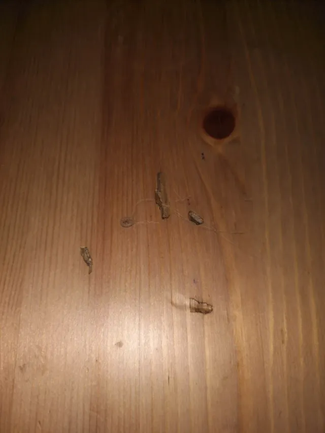 Mesa de cocina con sillas y taburetes