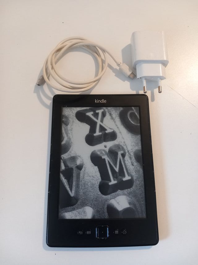 Kindle Amazon Negro con Cargador