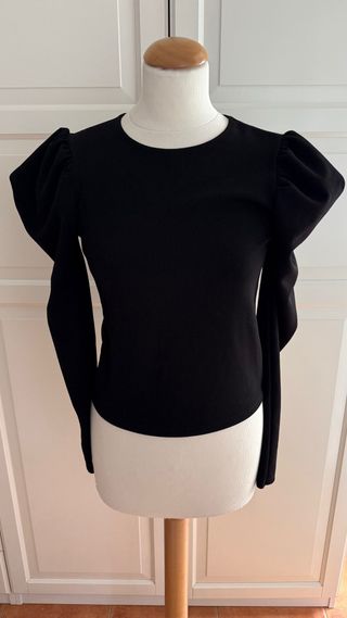 Camiseta negra manga larga abullonada