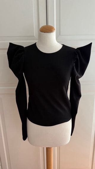 Camiseta negra manga larga abullonada