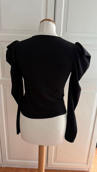 Camiseta negra manga larga abullonada