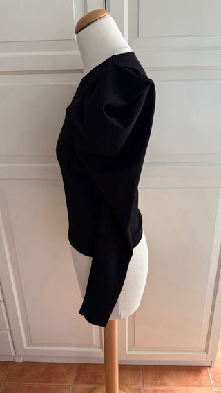 Camiseta negra manga larga abullonada