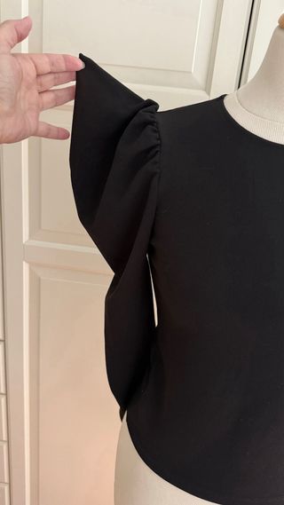 Camiseta negra manga larga abullonada