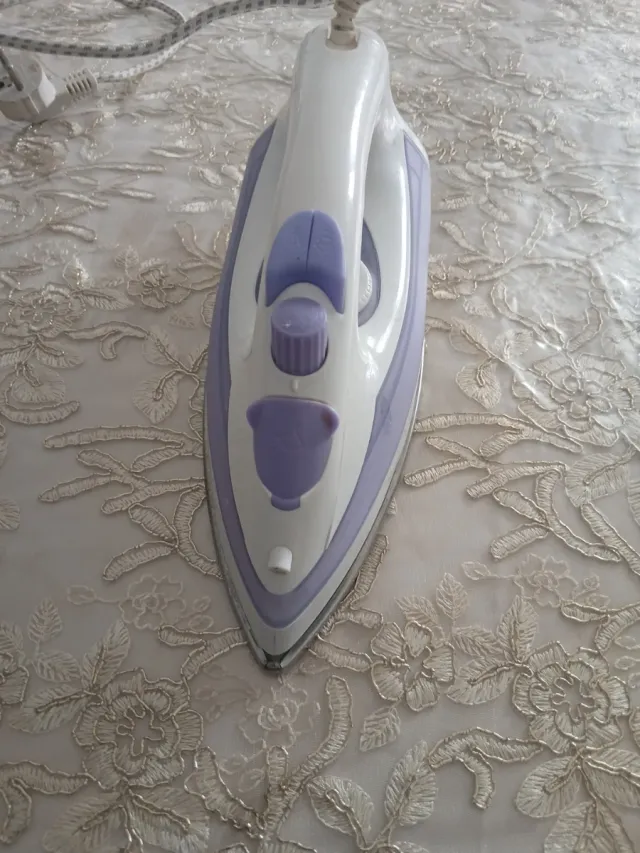 Plancha de vapor blanca y morada