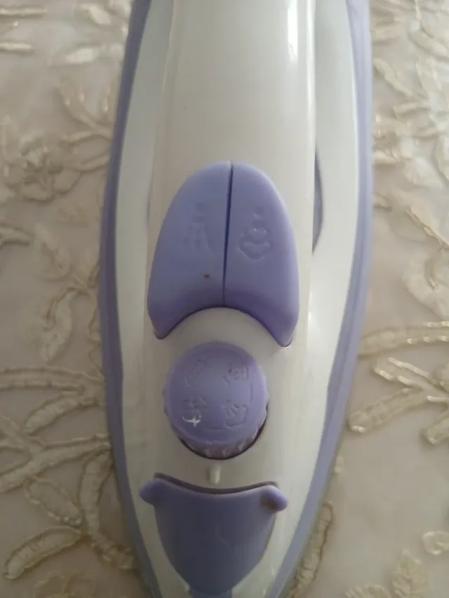 Plancha de vapor blanca y morada