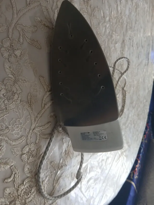 Plancha de vapor blanca y morada