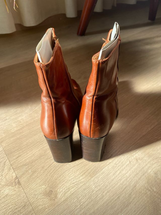 Botines de cuero con tacón