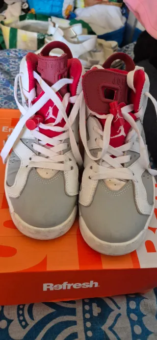 Zapatillas Jordan Rojas y Blancas