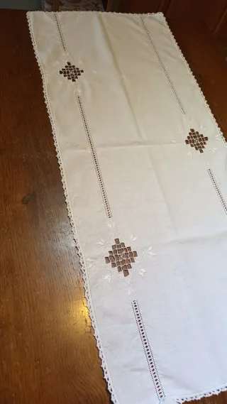 Runner lino ricamato a mano