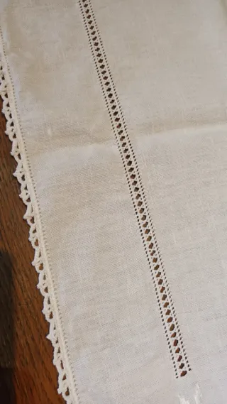 Runner lino ricamato a mano