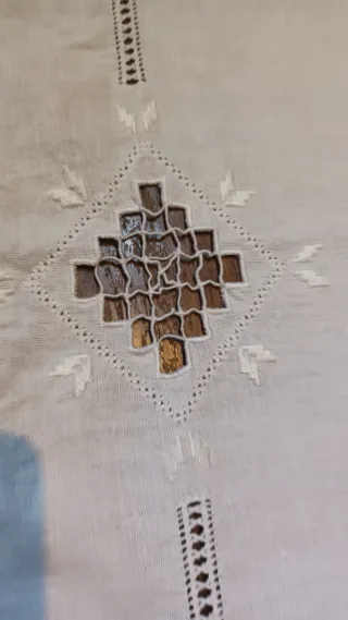 Runner lino ricamato a mano