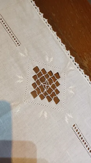 Runner lino ricamato a mano