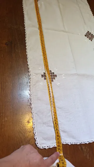 Runner lino ricamato a mano