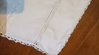 Runner lino ricamato a mano