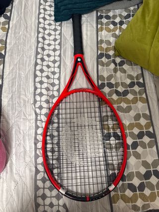 Raqueta de tenis roja